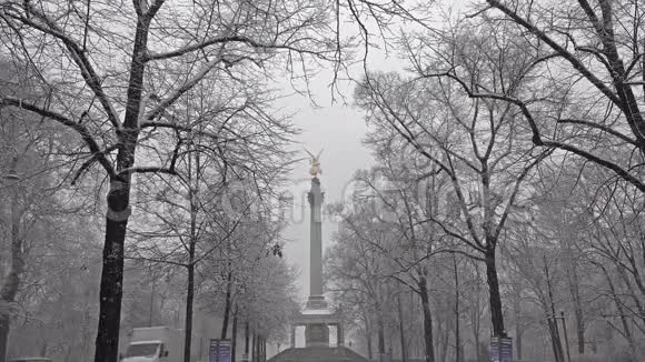 德国慕尼黑弗里登森格尔纪念碑顶部的和平天使视频的预览图