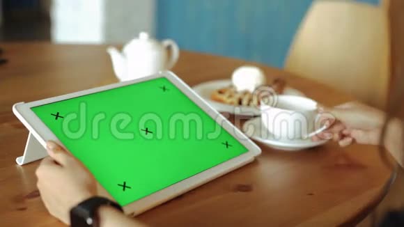 双手拿着带有绿色屏幕的数字平板早餐大约2015年4k视频的预览图