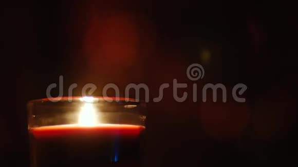 黑暗中闪烁的花环背景上燃烧着蜡烛视频的预览图