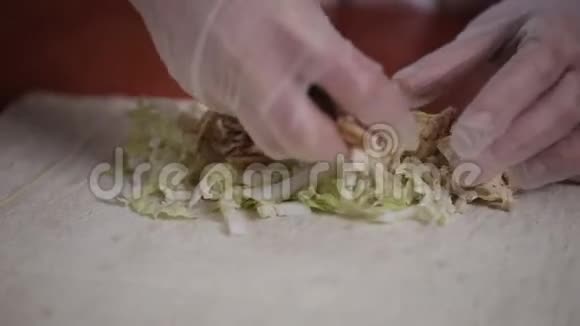 用牛肉和蔬菜手工包装传统沙玛视频的预览图