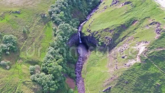 飞越美丽的莱尔特瀑布斯凯岛苏格兰视频的预览图
