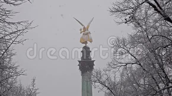 德国慕尼黑弗里登森格尔纪念碑顶部的和平天使视频的预览图