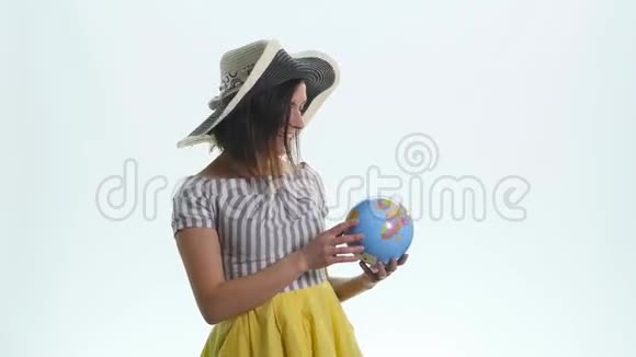 年轻女子手里拿着地球仪视频的预览图