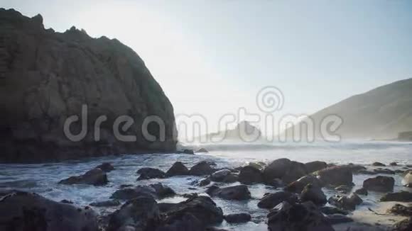 普菲弗海滩附近的戏剧性岩石视频的预览图