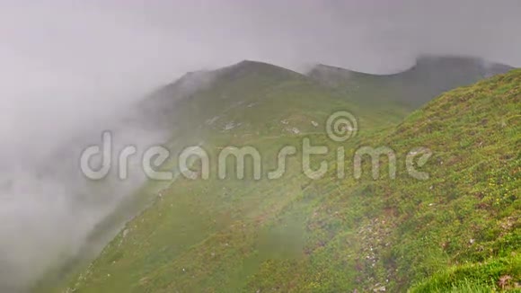 喀尔巴阡山脉中雾气弥漫的场景视频的预览图