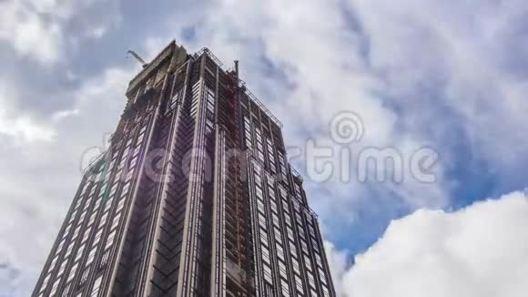 建造中的企业大厦蓝天和云彩视频的预览图