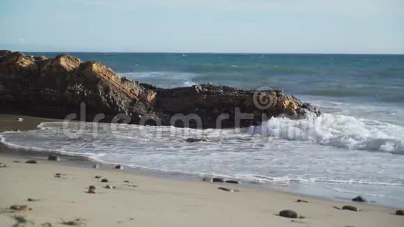 波沿岩石海滩坠毁附近的点构想国家海洋保护区视频的预览图
