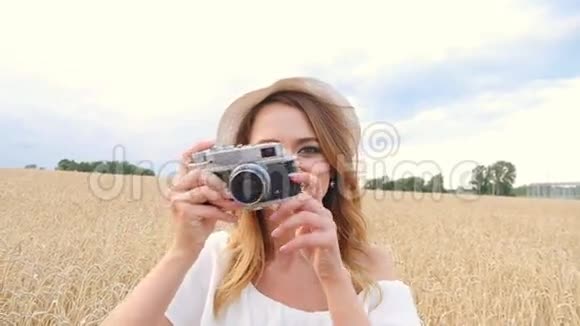 女人在球场上用复古摄像机拍照视频的预览图