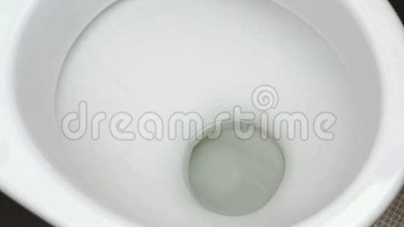 关闭冲洗式白色厕所的俯视图视频的预览图