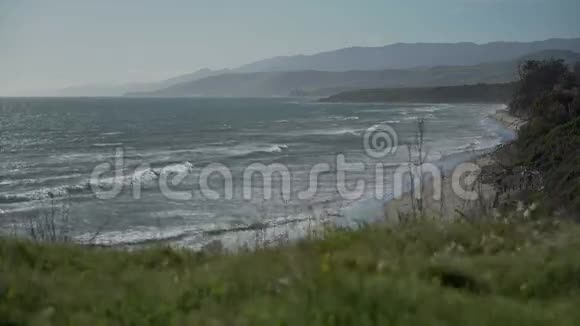 海潮席卷海岸的景色视频的预览图