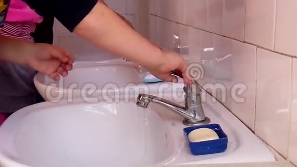孩子们用肥皂和水洗手视频的预览图