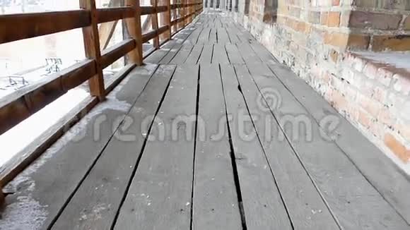 古堡里长长的走廊木板和砖块视频的预览图