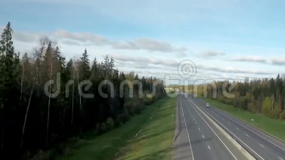 以森林和天空为背景的现代4车道公路或高速公路的空中拍摄视频的预览图