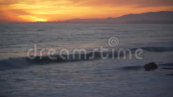 梅萨海滩的粉红色和橙色日落视频的预览图