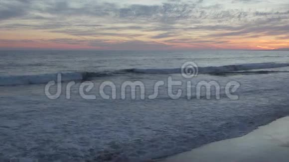 美丽的梅萨海滩的粉色日落视频的预览图