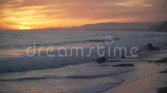 梅萨海滩的粉红色和橙色日落视频的预览图