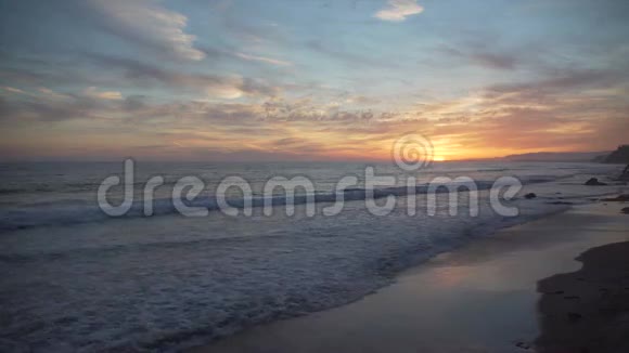 梅萨海滩的和平粉色和橙色日落视频的预览图