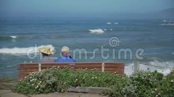 老年人退休后享受海景视频的预览图