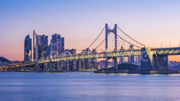 韩国釜山日出的光安桥和海恩达的时间推移视频的预览图