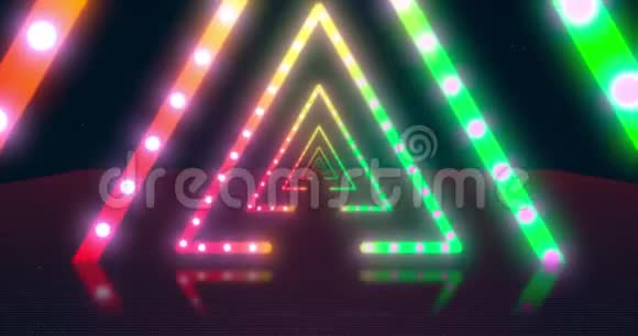 摘要霓虹灯飞行三角隧道与荧光紫外线不同颜色的彩虹无缝回路4k视频的预览图