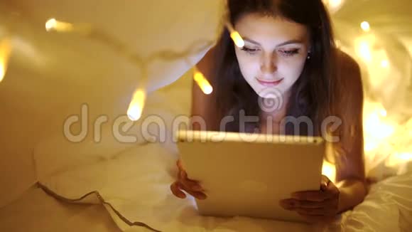 女士使用平板电脑在线购物在家4k20s视频的预览图
