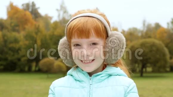 耳罩里的姜姑娘笑眯眯的视频的预览图