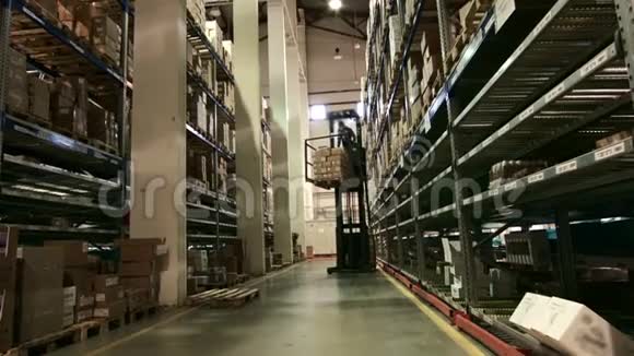 制药生产多级仓库装载机工人视频的预览图
