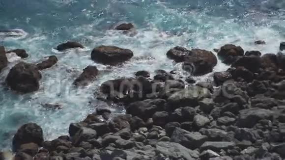 靠近海岸的岩石视野视频的预览图