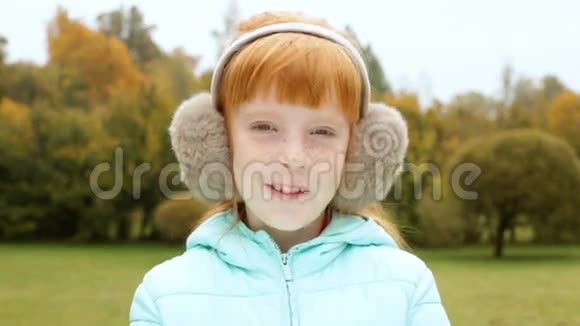 耳罩里的姜姑娘笑眯眯的视频的预览图