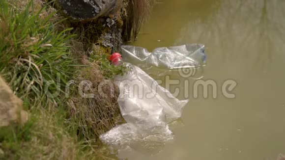 塑料在水中的污染垃圾收集手清理塑料垃圾环保塑料瓶等视频的预览图