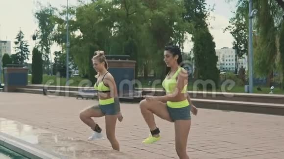 穿绿色运动服在户外运动的年轻女性健康生活方式视频的预览图