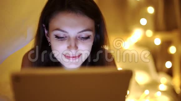 女士使用平板电脑在家网购4k20s视频的预览图
