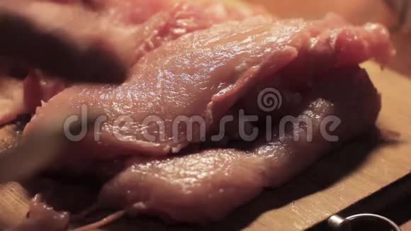 男人用手在木板上切鲜肉视频的预览图