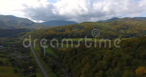 秋季喀尔巴阡山村庄的鸟瞰图视频的预览图