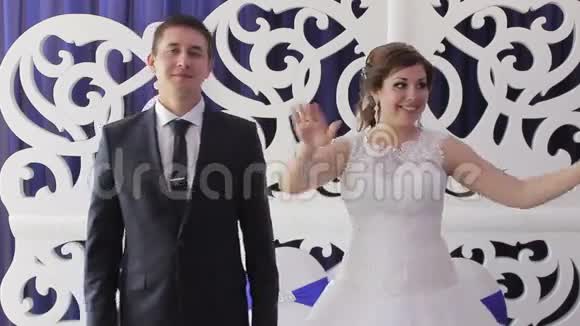 新郎新娘在婚礼上鼓掌视频的预览图