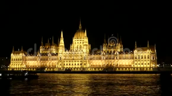 船上的游客在晚上给布达佩斯议会拍照视频的预览图