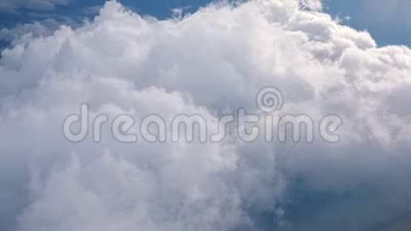 白色柔软蓬松的云层覆盖着绿色的景观从平面上鸟瞰视频的预览图