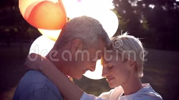 公园里有气球的浪漫情侣视频的预览图