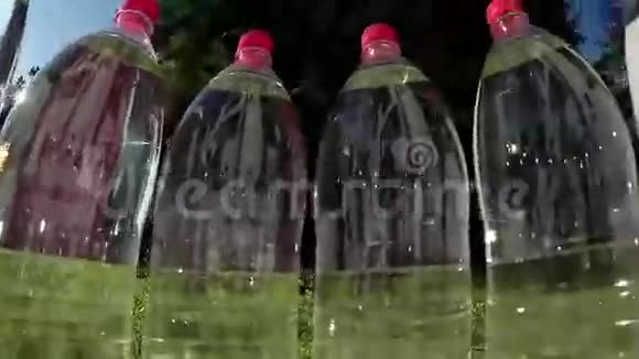 塑料瓶装饮用水对抗太阳视频的预览图