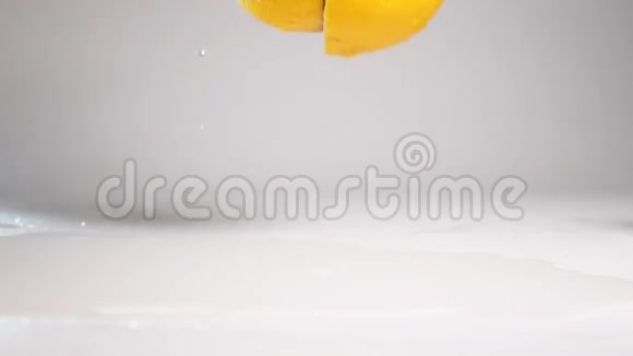 葡萄柚在白色表面的两片视频的预览图