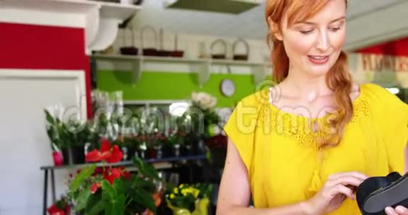 女性花店使用信用卡终端视频的预览图