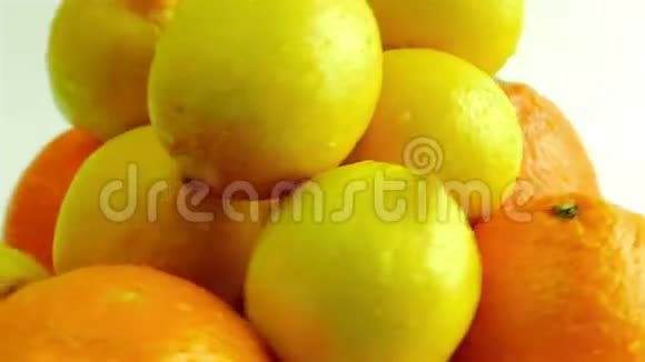 柑橘在白色背景下旋转视频的预览图