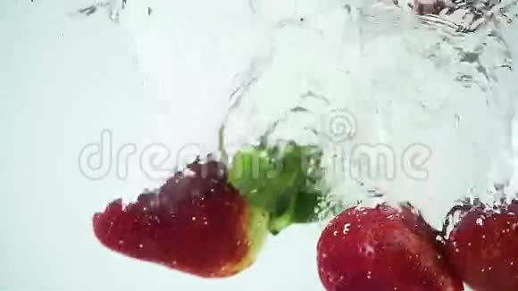 三种草莓在白色背景下溅入水中视频的预览图