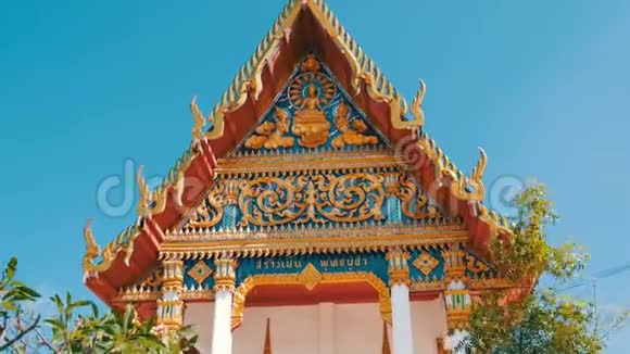 美丽的佛教镀金寺庙有各种装饰和宗教象征视频的预览图