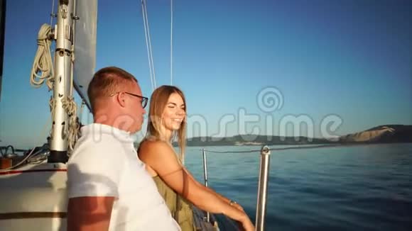 在游艇上约会的情侣视频的预览图