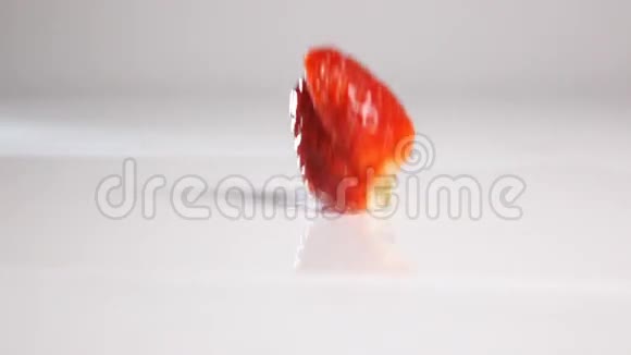 切片草莓在白色表面翻滚视频的预览图