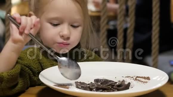 一个小女孩在咖啡馆里吃饭享受一顿饭一道甜菜视频的预览图