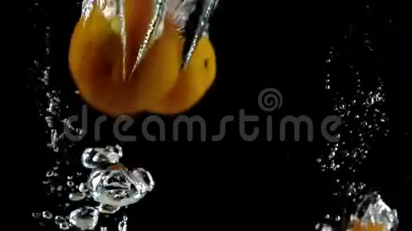 12橘色在超慢的黑色背景下分裂成水视频的预览图