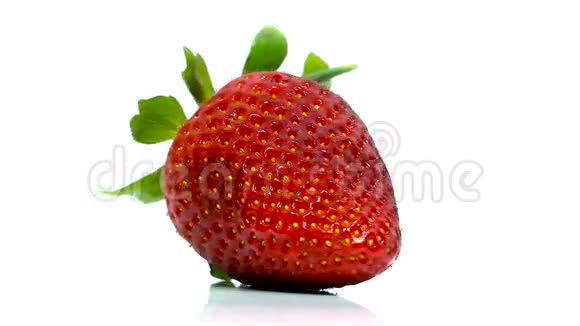 旋转显示器上的红色草莓视频的预览图