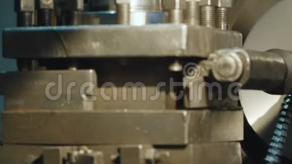 铣床在工厂生产金属细节视频的预览图